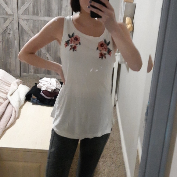 Flower embroided tank top! American Eagle - Picture 2 of 3